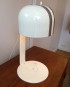 Lampe à poser en métal blanc et argent – Kosta Lampan